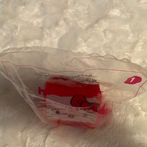 2/$30 Sanrio Hello Kitty Red House Happy Meal Toy 2016 NIP - Picture 4 of 5